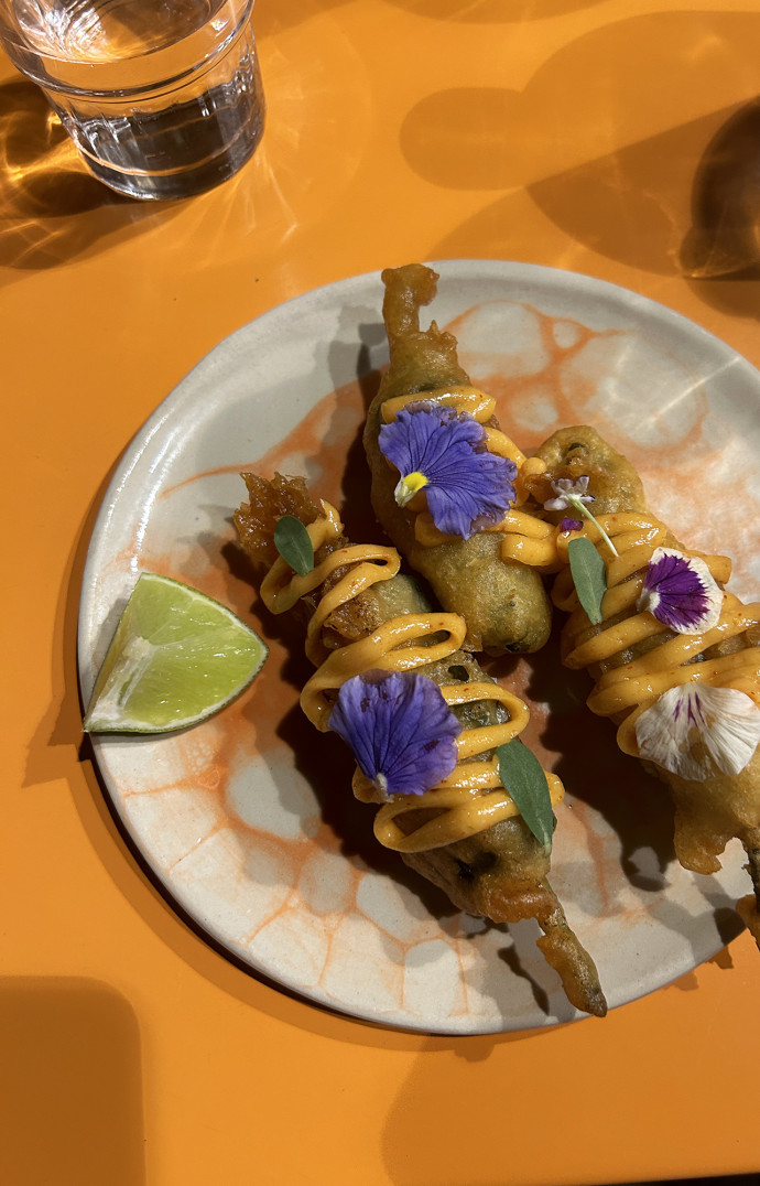 Les plats de la cheffe sont dressés avec des fleurs ou des condiments colorés.