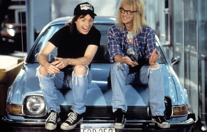 Wayne et Garth (Wayne’s World) sur le capot de leur AMC Pacer.