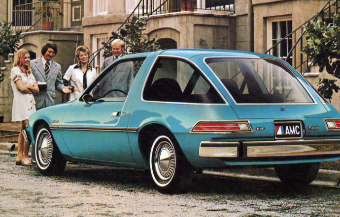 amc pacer voiture kitsch mais cool car blue