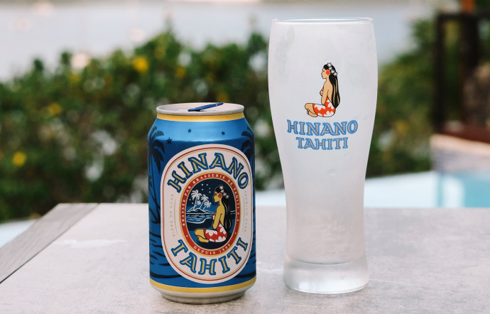 Une Hinano blonde en cannette et son verre, en 2023.