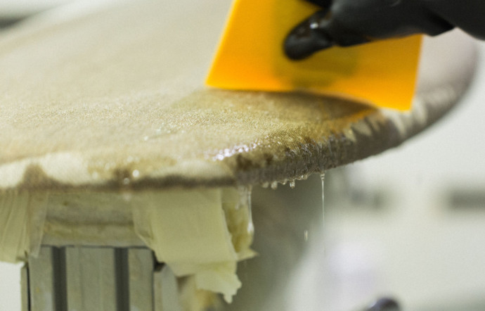 Pour la fabrication de ses planches de surf, Notox utilise du polyester recyclé.