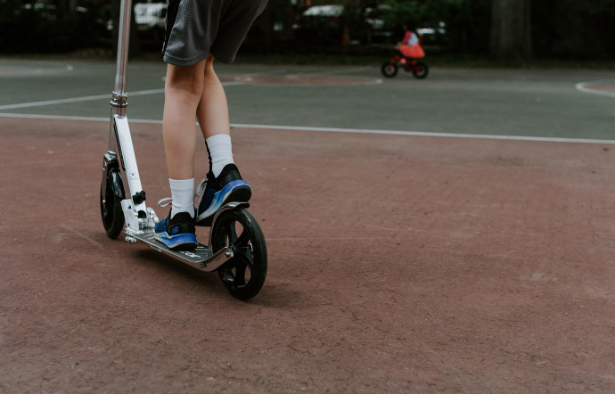 une trottinette sur un trottoir parisien est-ce le bon moment d'en acheter une