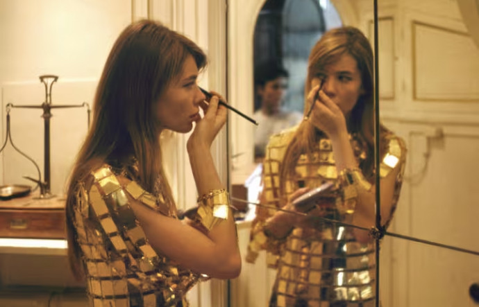 Françoise Hardy dans sa robe en or signée Paco Rabanne, en 1968.