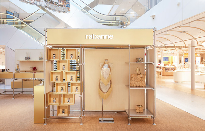 Le pop-up Rabanne, à la samaritaine, affiche le nouveau logo de la marque.