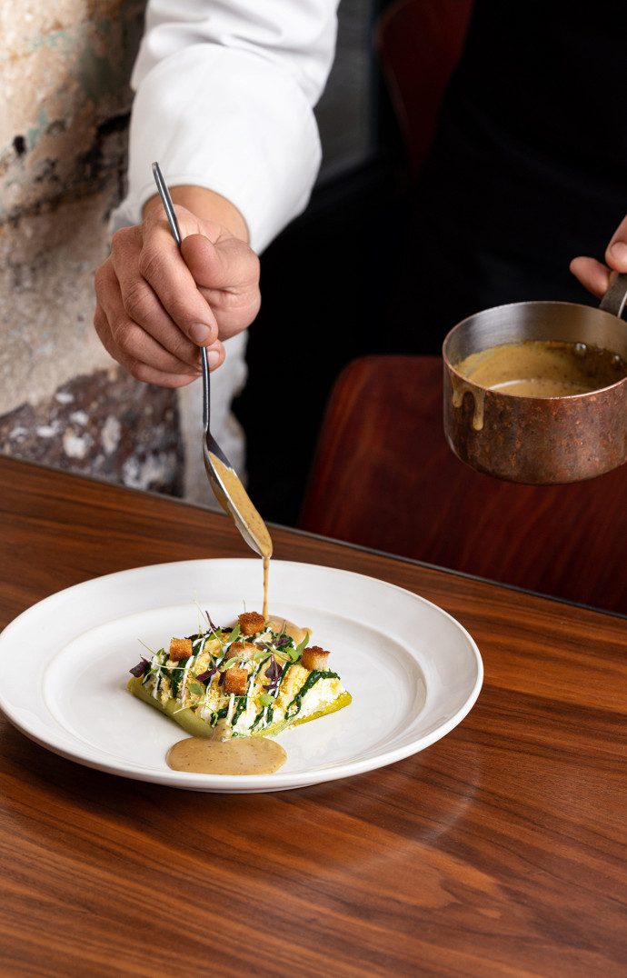Pour les moins aventuriers, le chef prépare également des mets de la mer. Ici, un crudo à l’oseille et yahourt à la nigelle et soja fumé.