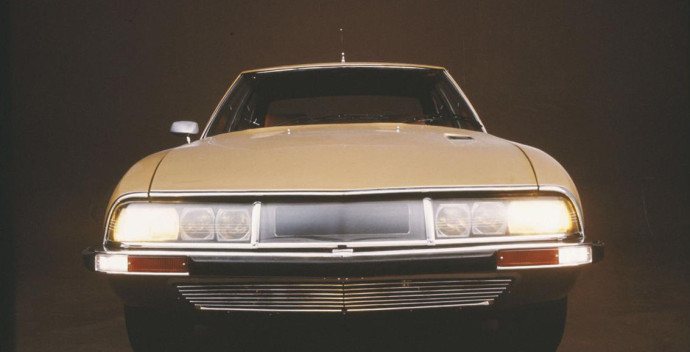 Pleins phares sur la Citroën SM.