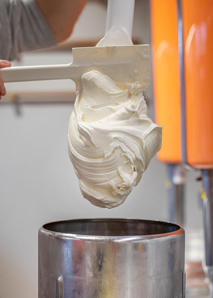 La glace au pain d’Alain Ducasse a reçu le trophée « création glacée » 2022 de Fou de Pâtisserie.