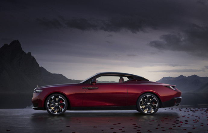 La Rolls Royce Droptail « Rose Noire » se distingue par un toit en fibre de carbone amovible.