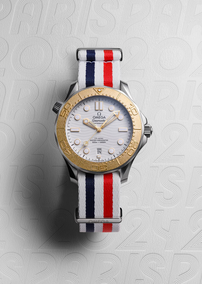La Seamaster Diver Diver 300M « Paris 2024 » est disponible aussi avec une sélection exclusive de bracelets NATO.