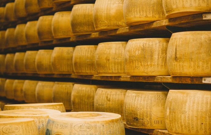 Un microchip va intégrer les roues de Parmigiano Reggiano, contre les falsifications.