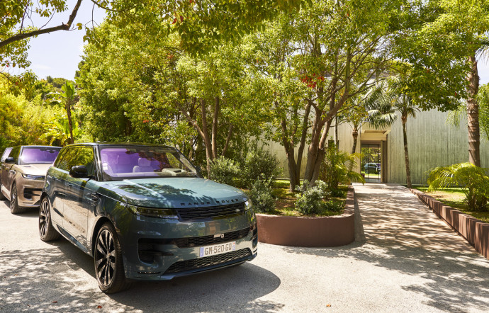 Une silhouette épurée, sans détails superflus, distingue le Range Rover P510e PHEV.