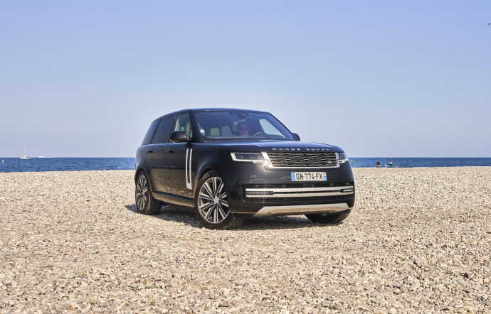 Dans l’habitacle du Range Rover P510e PHEV, on remarque une sensation d’isolement à toute vitesse>.