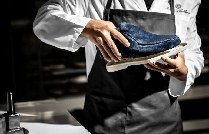 Les White Sole de Loro Piana, aux emblématiques semelles antidérapantes, sont assemblées à la main en Italie.
