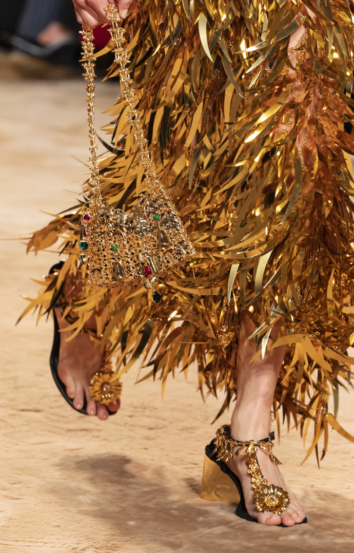 Julien Dossena a utilisé la même technique d’assemblage pour cette robe effet plumes métalliques.