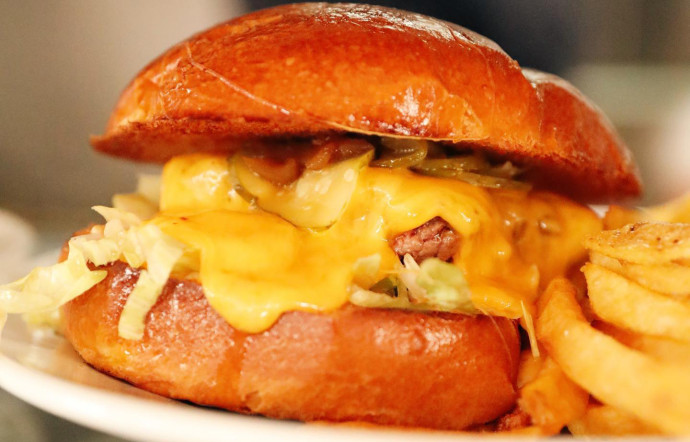 Le cheddar burger du Ruisseau, bientôt dans notre assiette.