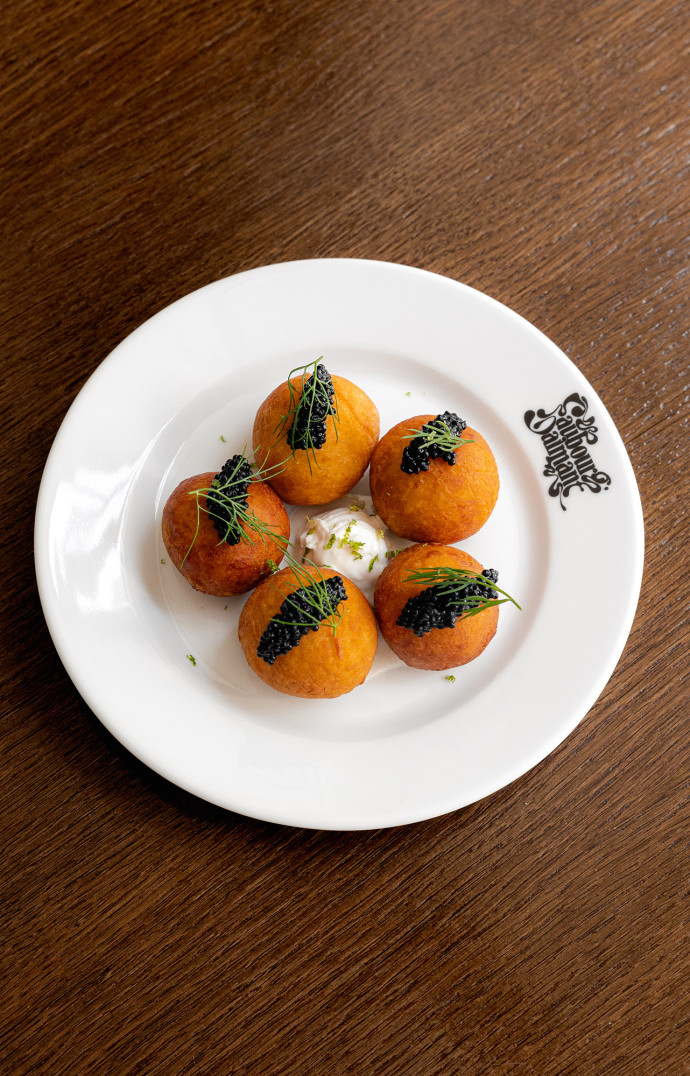 Sur ces pommes dauphines, un caviar végétal.