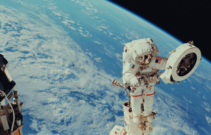 conquête de la lune bataille spatiale astronaute et drapeau américain