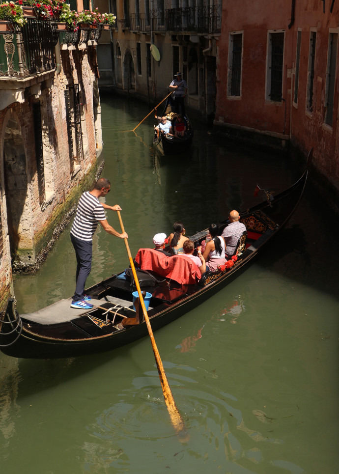 Il y a aussi 180 gondoliers substituts.