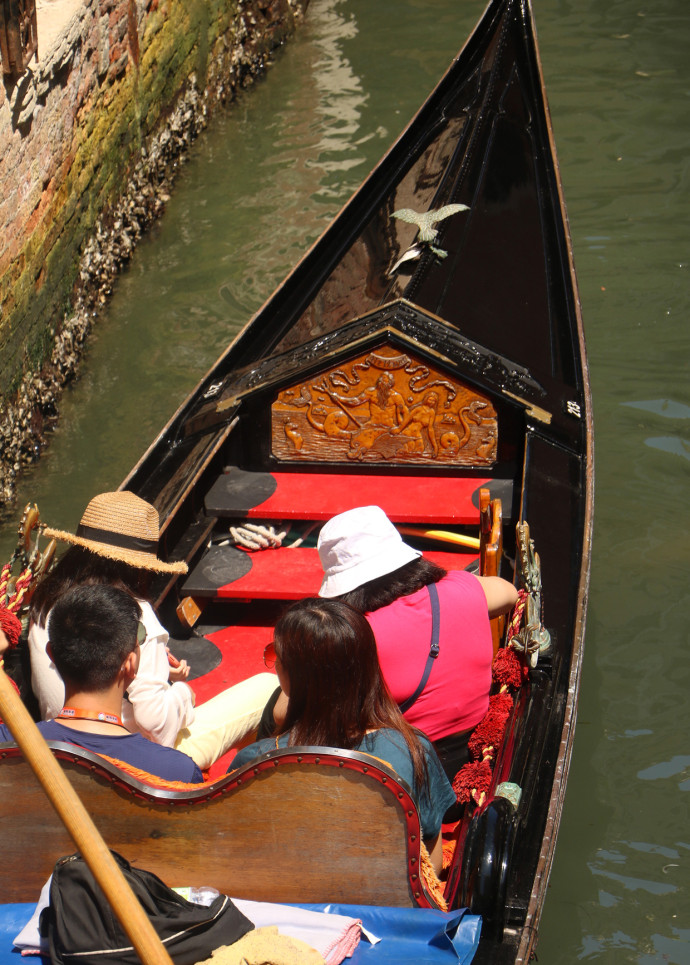 Au fil des années, les gondoliers ont attiré plusieurs fois l’attention de la police douanière et financière italienne.