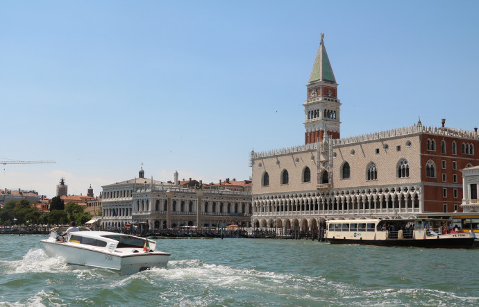 Derrière l'image d'un métier charmant, les gondoliers aussi ont des zones d'ombre.
