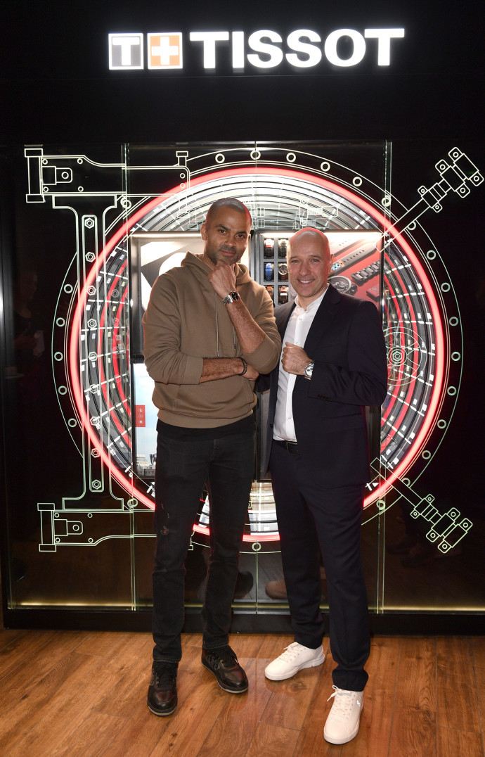 Tony Parker et le CEO de Tissot Sylvain Dolla au Tissot x NBA Paris Game Live Bar à l’Accor Arena.