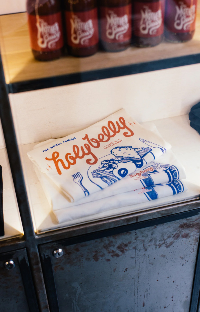 Le t-shirt Holybelly est toujours disponible sur son site internet.