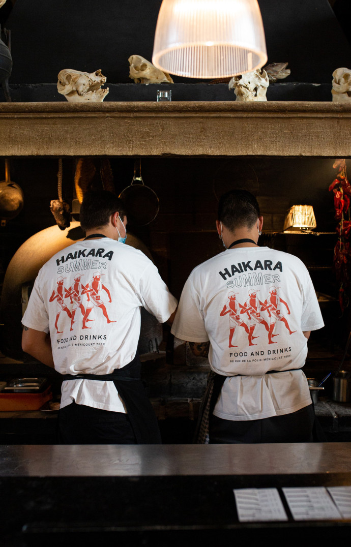 A Paris, Haikara a été l’un des premiers restaurants à faire appel à Twototango pour créer un t-shirt.