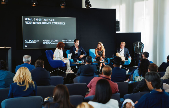 Une conférence se tient dans la Réunis dans l’une des salles de réception du château Saint-Jean.