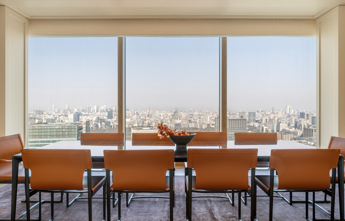 Dans l’une des suites, la salle à manger convoque elle aussi le panorama tokyoïte.
