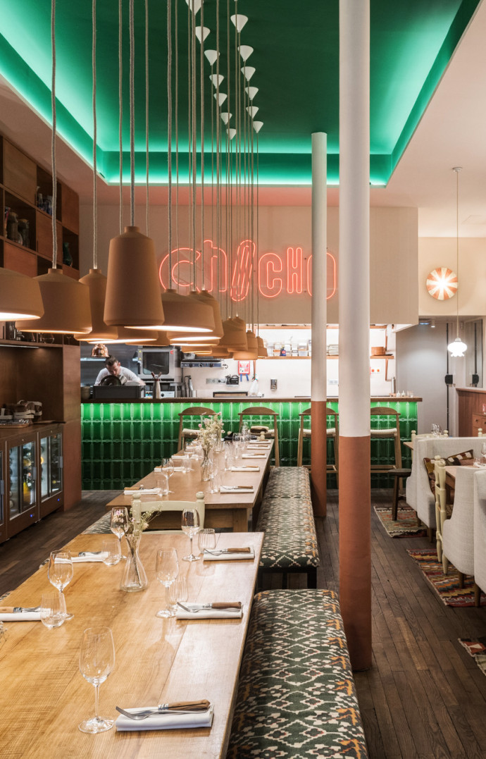 Au fond du restaurant, le comptoir.