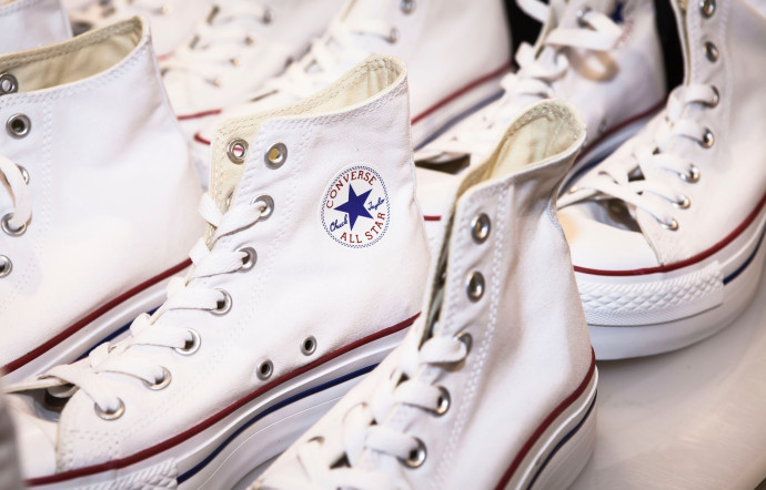 Inventée pour jouer au basket-ball avant de devenir le symbole de la pop culture américaine, la converse sert aussi à des oeuvres d’art, 2023 - TGL