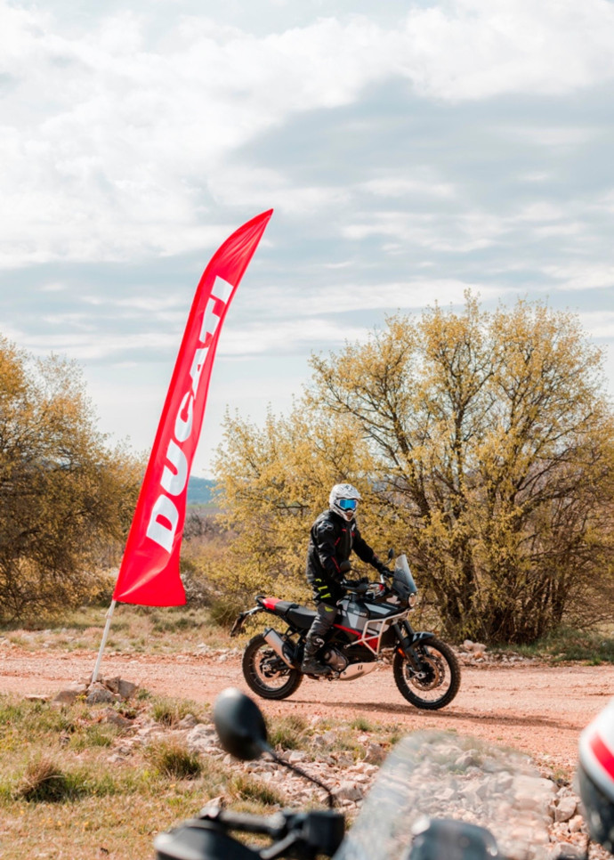 Dans sa version Rally, la Multistrada V4 adopte une roue avant de 19” avec des jantes . rayons, un sabot moteur plus protecteur.