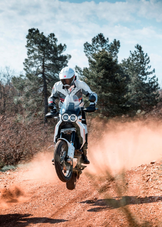 En passant à la V4 Rally, le pilote est quelque peu désorienté par le poids, l’encombrement et, surtout, la puissance.