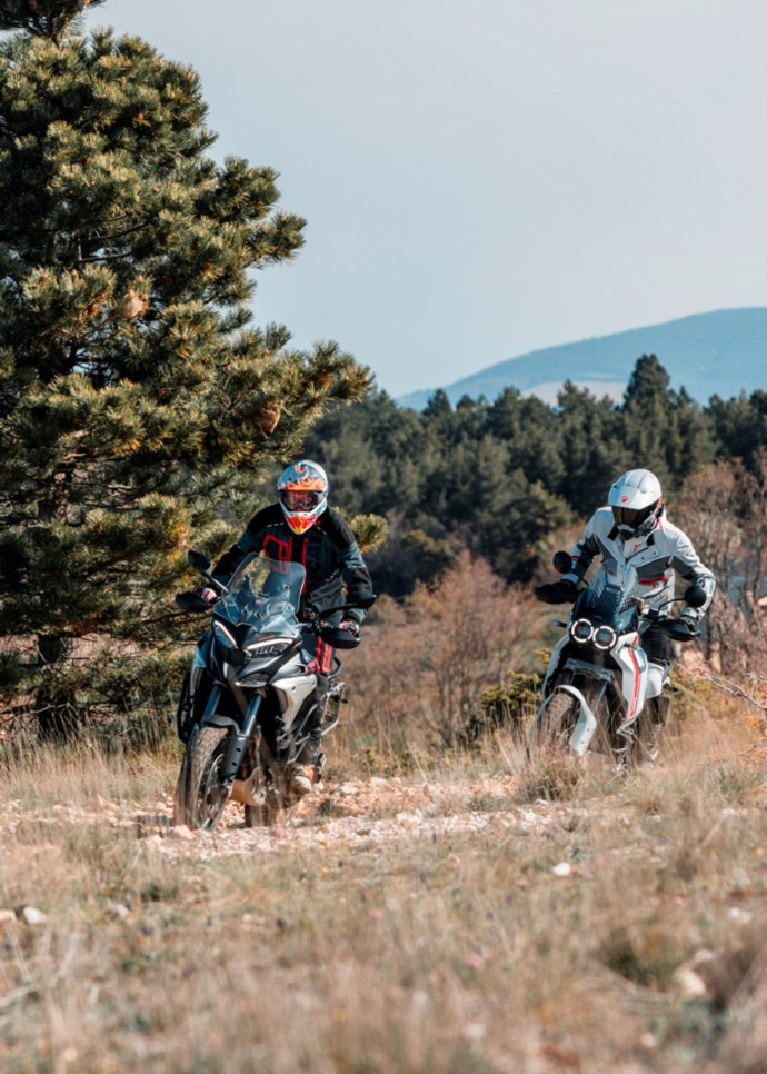 La Desert X se pr.sente comme le premier trail de moyenne cylindr.e de la gamme, capable de v.ritables prouesses sur la route, en tout‑terrain et en raid.