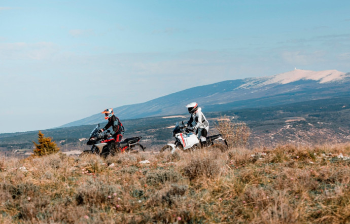Le staff du Ducati Camp emmène d’abord les pilotes sur un petit terrain d’entraînement.