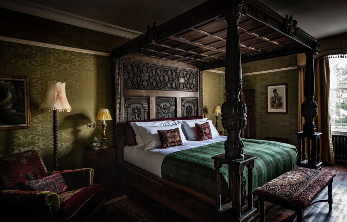 L’hôtel est conçu comme une maison de famille idéale, avec la patine du temps, des chambres toutes différentes et un mobilier chiné, des souvenirs, le sens du détail et des oeuvres d’art partout.