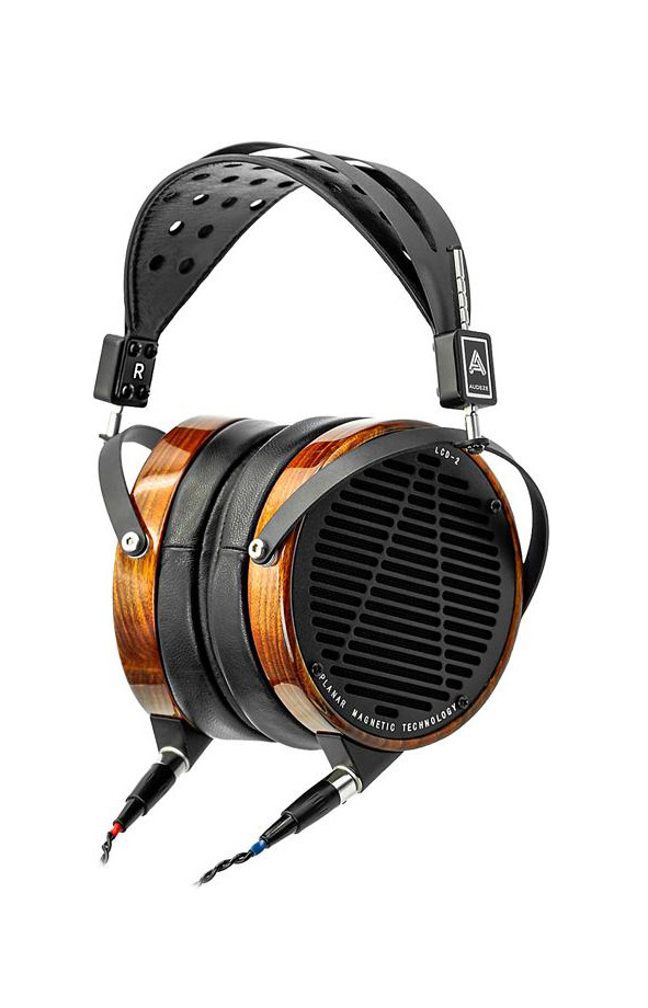 Circumaural ouvert, bois et cuir, transducteurs Planar Magnetic, 5 W, 10Hz – 50kHz, 595 g, 1 199 €.