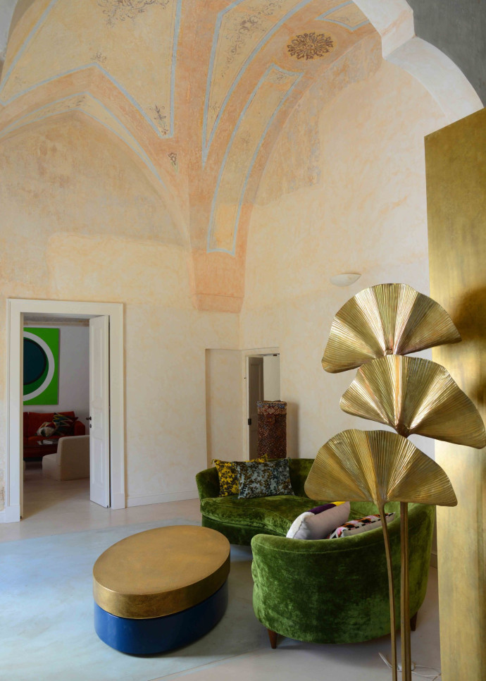 Mobilier contemporain sous les voûtes peintes du Palazzo Muci.