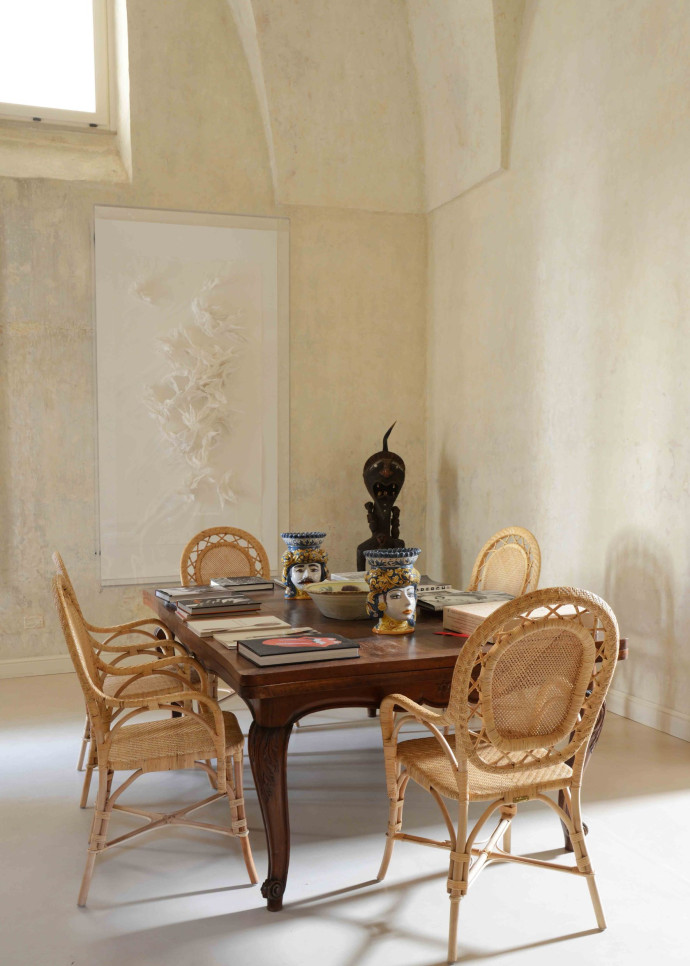 Une atmosphère particulière mélangeant design contemporain, créations vintage et culture locale règne sur le palazzo.