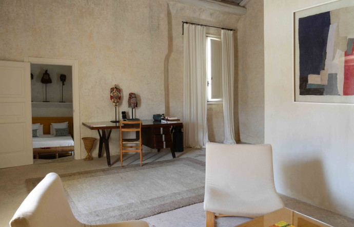 Pour décorer ces demeures, Katherina Marx a travaillé avec Luigi Ripa, architecte des bâtiments historiques, et avec des artistes locaux – la mosaïste Manco, la céramiste Enza Fasano, mais surtout avec Jérôme Faillant-Dumas, directeur de création et fondateur de Love Editions.