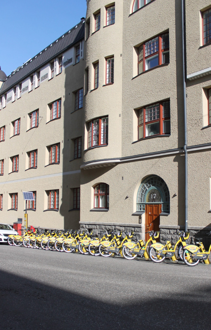 Une belle rangée de vélos en libre service.