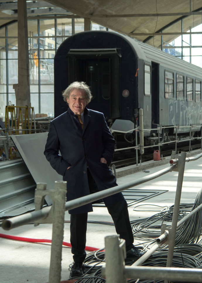 Jean‑Michel Wilmotte posant dans la Station F, qu’il a créée dans l’ancienne halle Freyssinet, dans le 13e arrondissement de Paris.