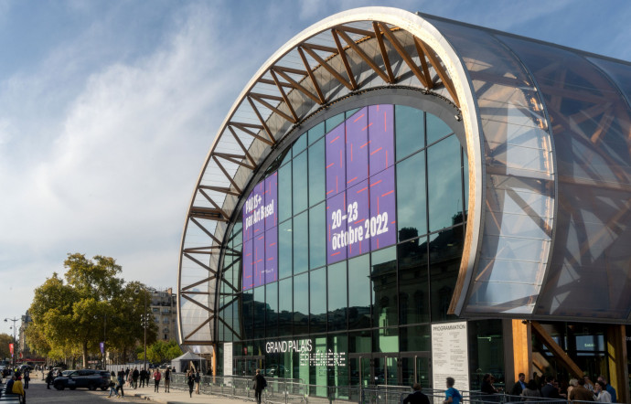 Vu de Paris + par Art Basel au Grand Palais Ephémère.