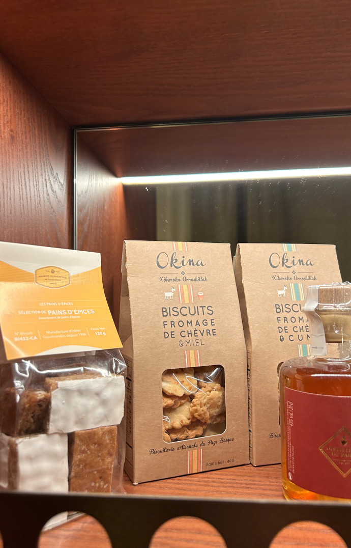 Au menu du mini-bar de l’hôtel Château des Fleurs : une liqueur Distillerie de Paris, des biscuits basques et du pain d’épice alsacien.