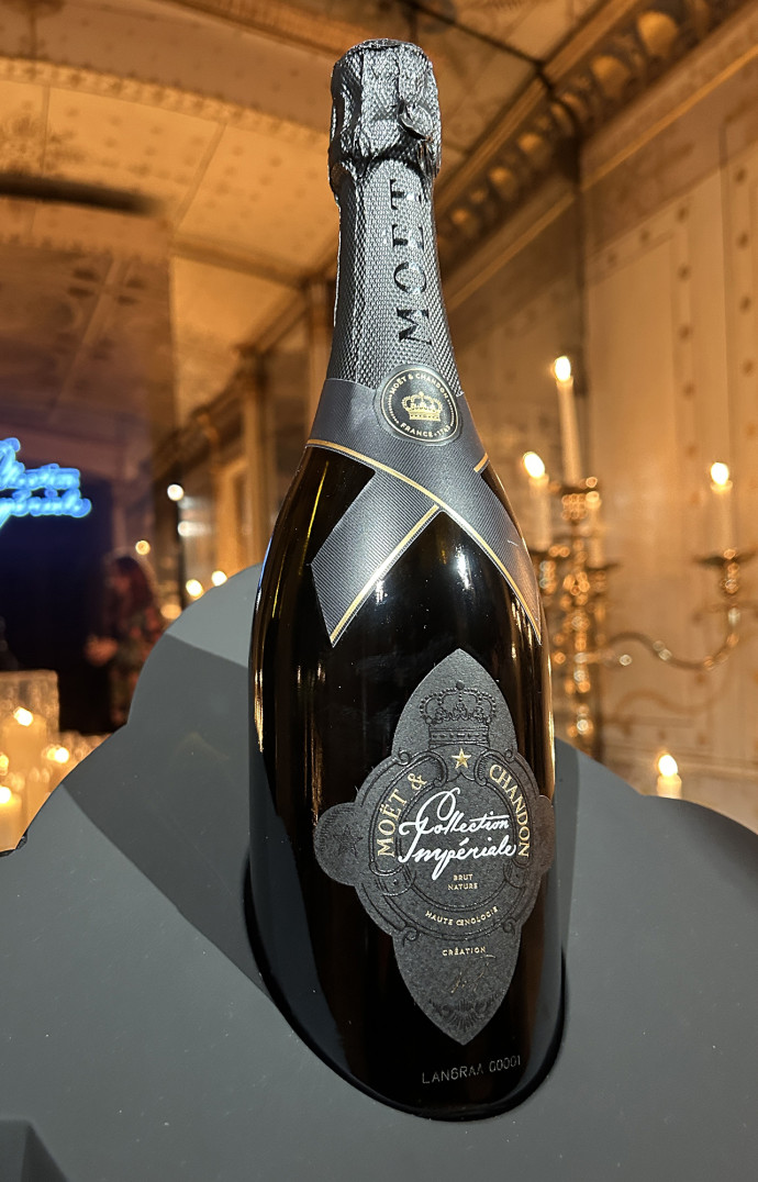 L’écrin blanc, œuvre d’Arsham, s’ôte au profit d’une bouteille plus classique mais non moins élégante.