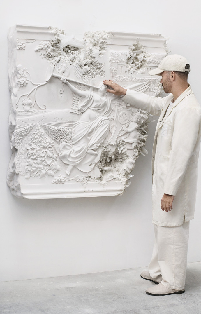Daniel Arsham devant un tiers de sa fresque.