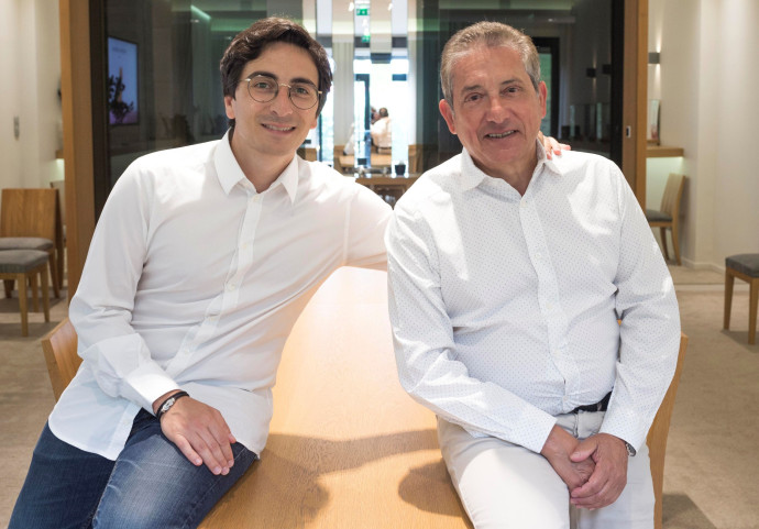 Francis Kessous (à droite), cofondateur de l’entreprise, avec son fils Guillaume.