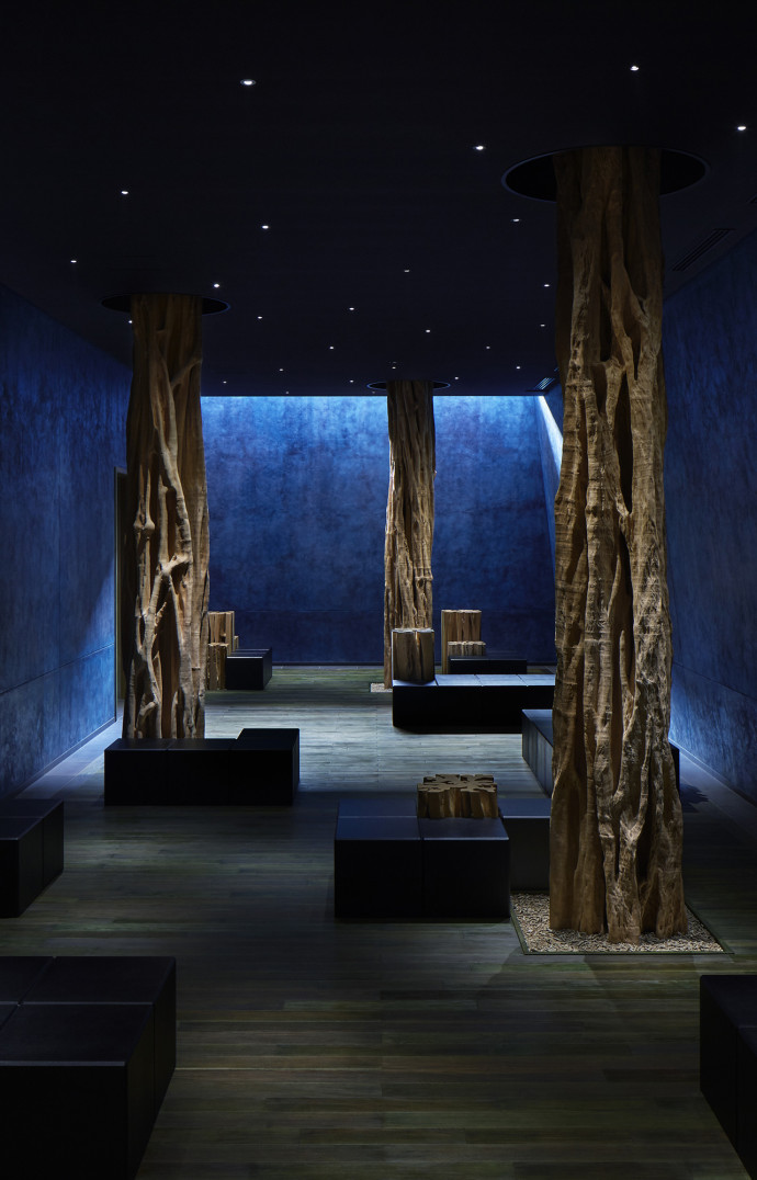 Le lobby du Hoshinoya Okinawa, théâtral.