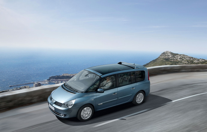 La 4e génération délaisse Matra, qui a créé le premier modèle, et troque le composite de sa carrosserie pour l’acier.