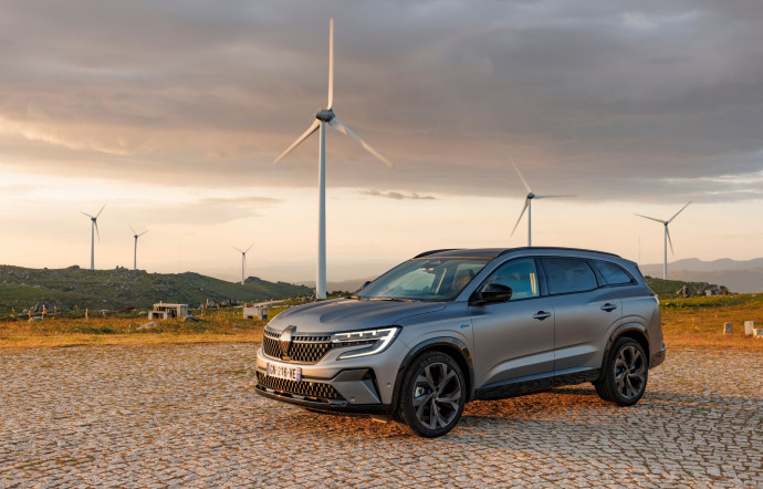L’E‑Tech full hybrid esprit Alpine, 6e et tout nouvel Espace, est un SUV pouvant accueillir jusqu’à 7 personnes à son bord.